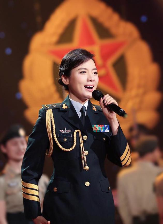 陈思思手记穿着这身军装发表致敬八一
