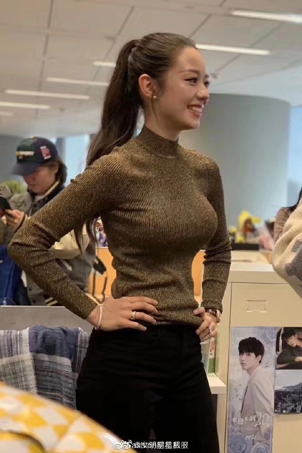 吉娜曝光腰围仅56厘米 网友:传说中的a4腰吗?