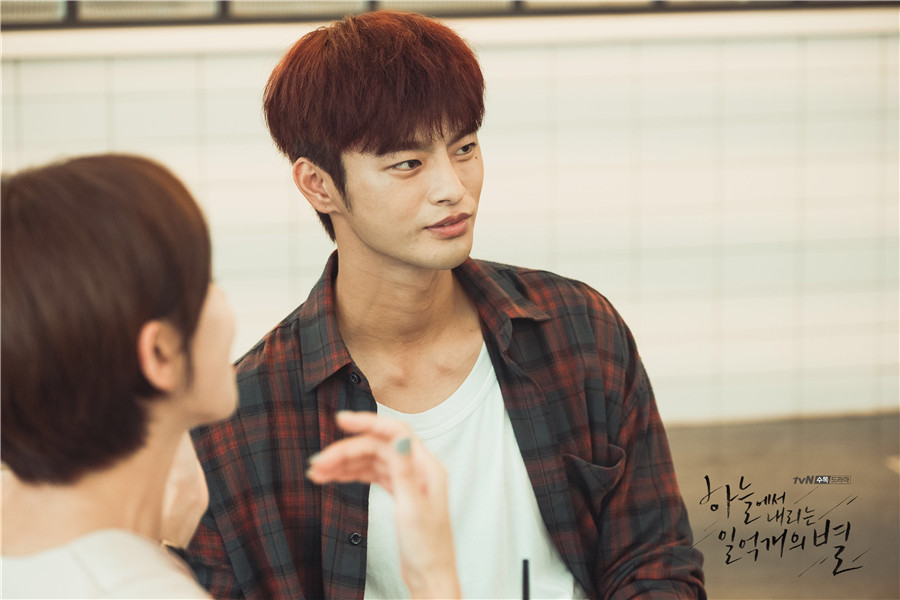 海报剧照剧情:tvn将翻拍《从天而降的一亿颗星星》