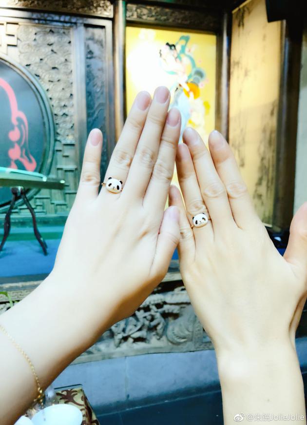 胡可与闺蜜戴姐妹戒指大秀感情爱你一辈子