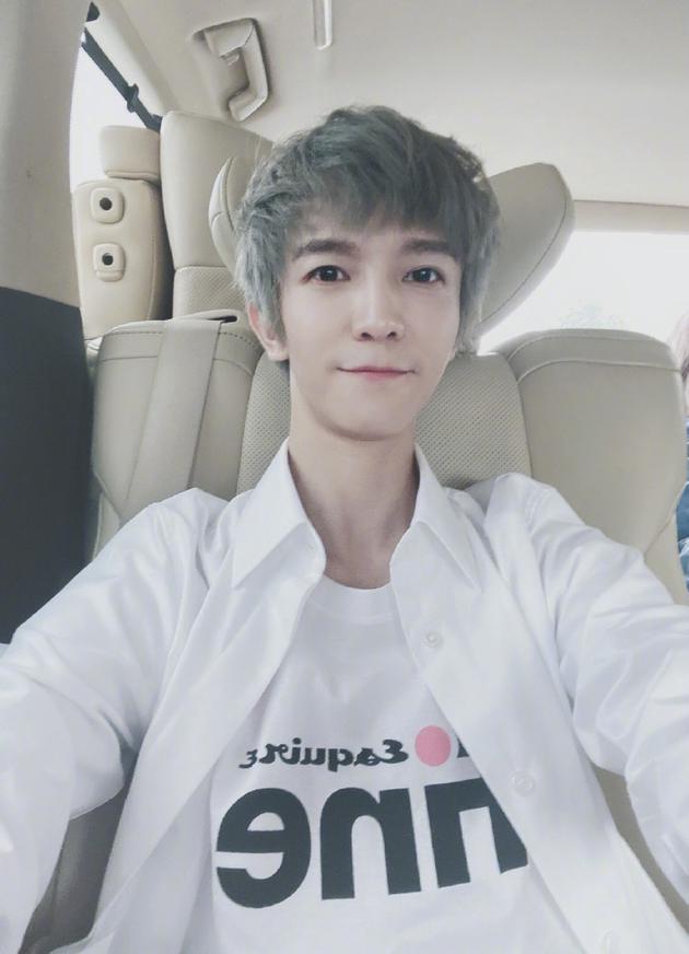 郭敬明晒自拍直呼胖了 透露将为《阴阳师》做后期