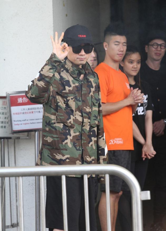 古巨基坠台后继续演出很“ok”