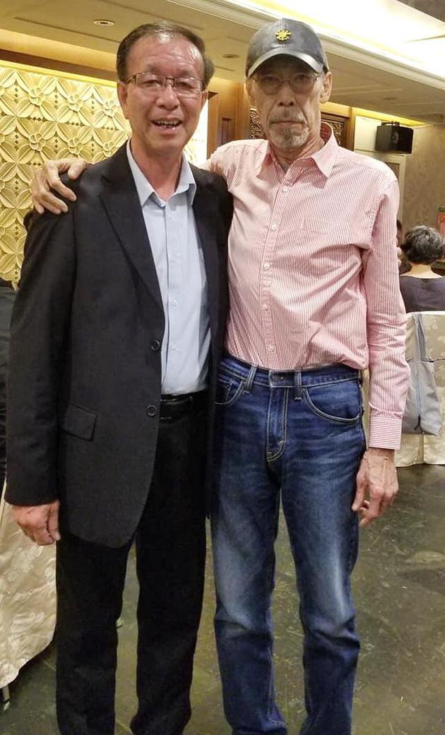 冯淬帆消瘦了很多,幸好精神不错.