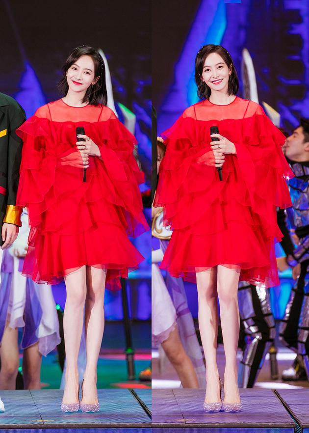 宋茜舞台上闪耀小火苗