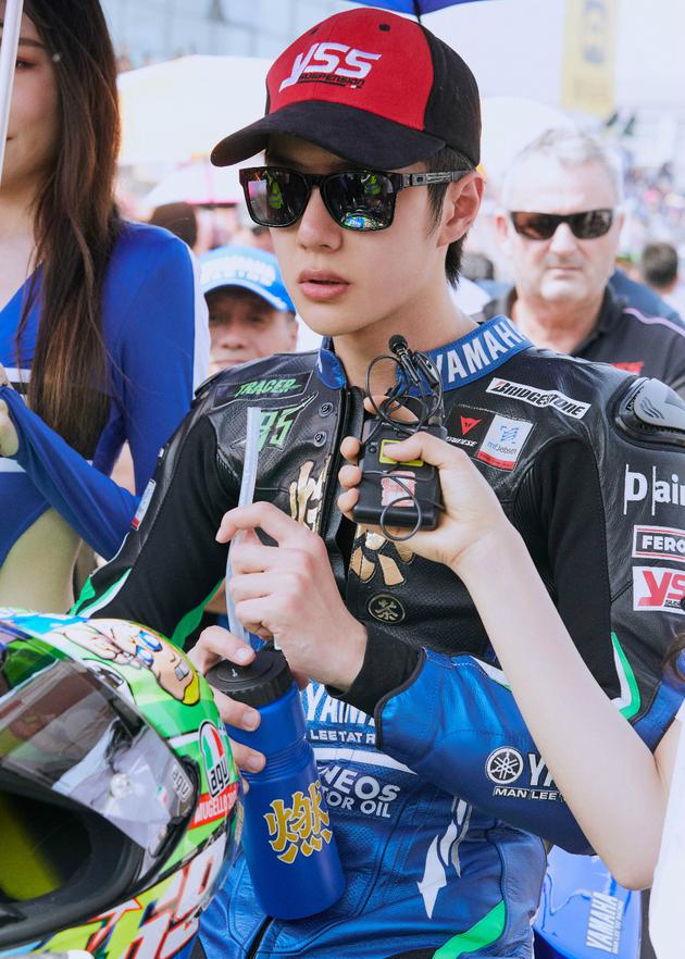 王一博赛前接受采访。