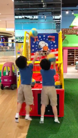 林志颖绿洲晒双胞胎儿子玩投篮机视频:看得很疗愈