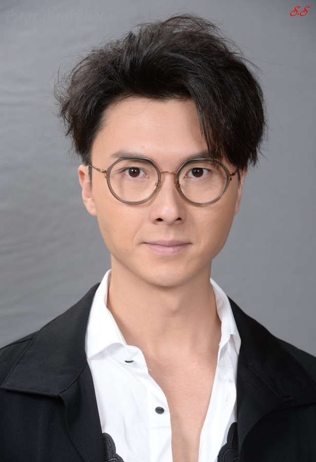 海报剧照剧情:网络天才张非凡,冷面保镖夏天行和正义刑警何铁男为失散