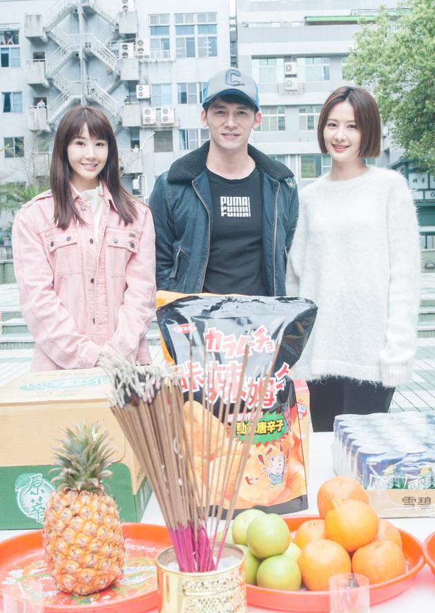 安心亚顶短发和“神”恋爱