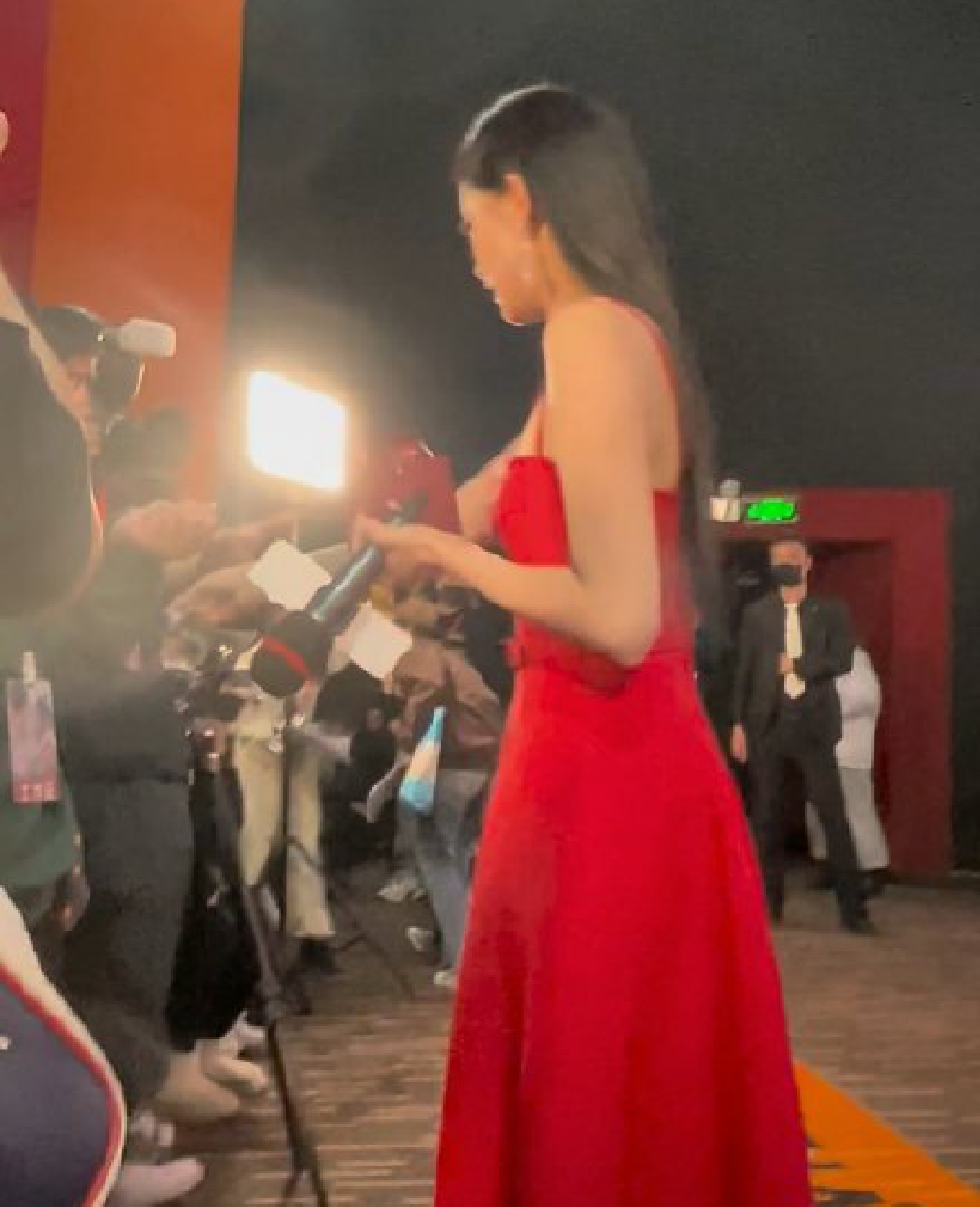 组图：娜扎新电影首映现场发喜糖红裙长发温柔甜美第4张图片