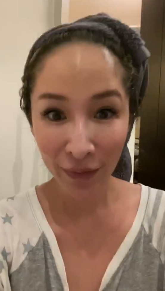 萧亚轩素颜出镜状态佳宅家与宠物玩耍获狗狗亲吻