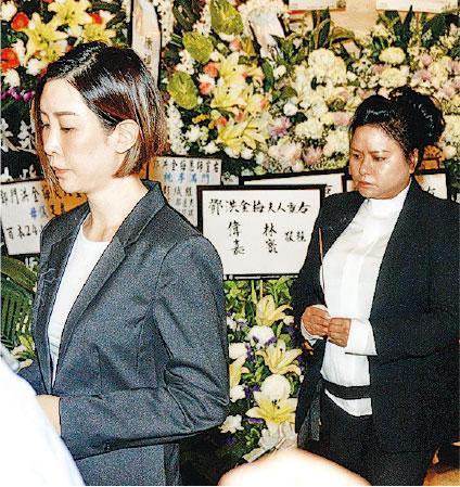 祥嫂的小女儿邓碧玉（左）、邓兆尊正印女友Carmen（右）参与丧礼仪式。