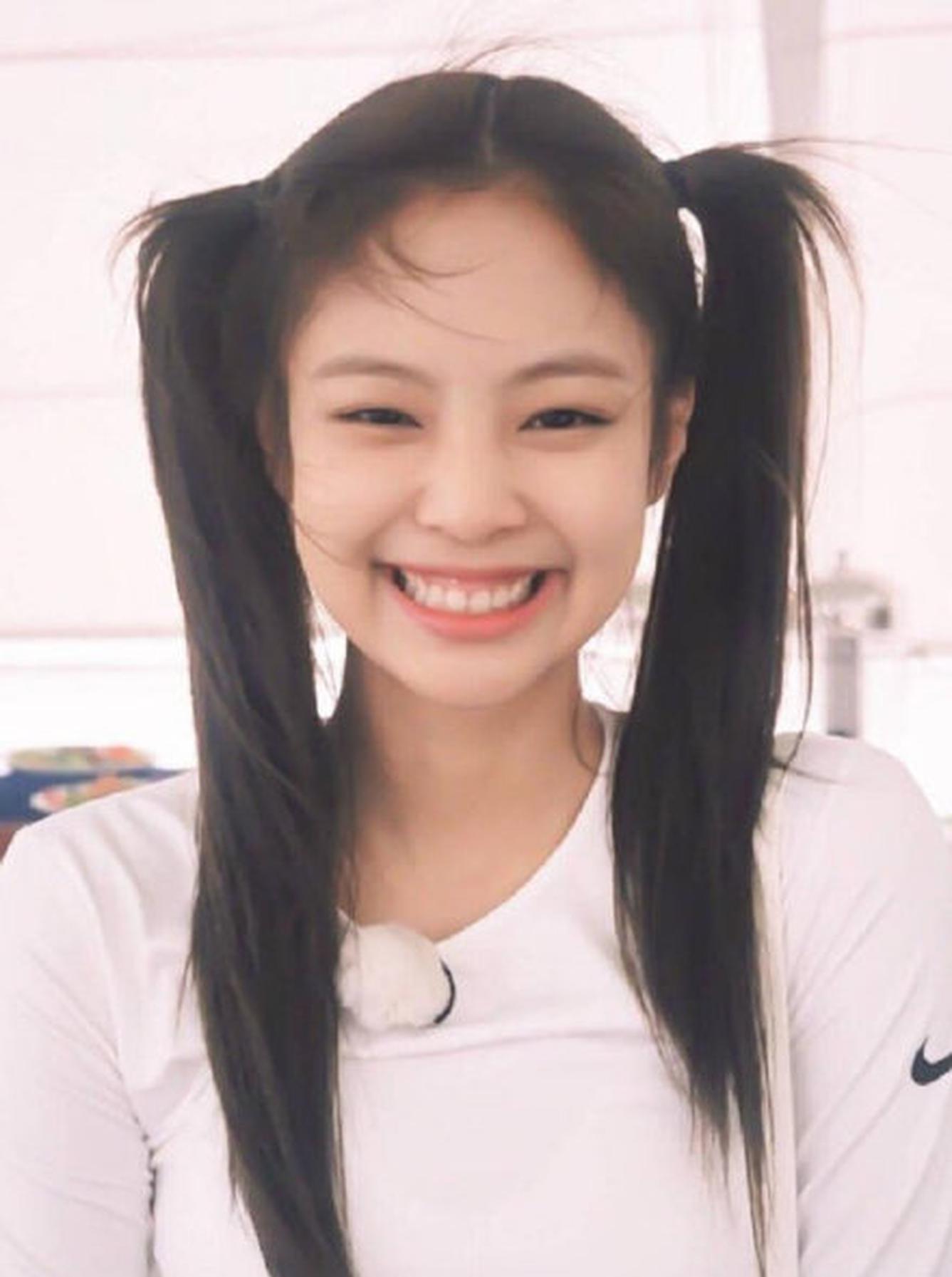 组图：BLACKPINK成员JENNIE受伤手腕淤青 直播安慰粉丝笑称没事