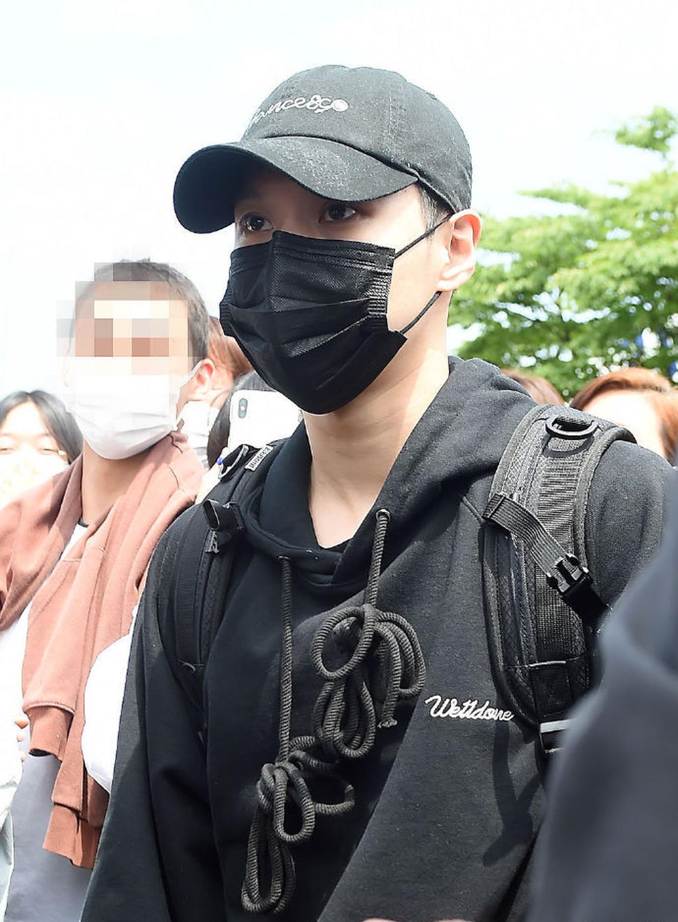 組圖：SHINee成員泰民入伍現場照曝光 戴口罩素顏低調