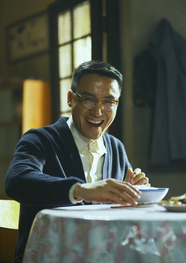 海报剧照剧情:杨帆,齐战胜,王小兵虽然生长在物资匮乏思想保守的七十