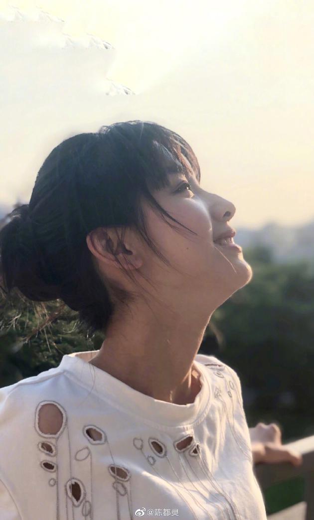 陈都灵晒美照庆26岁生日侧颜精致甜笑少女感满分