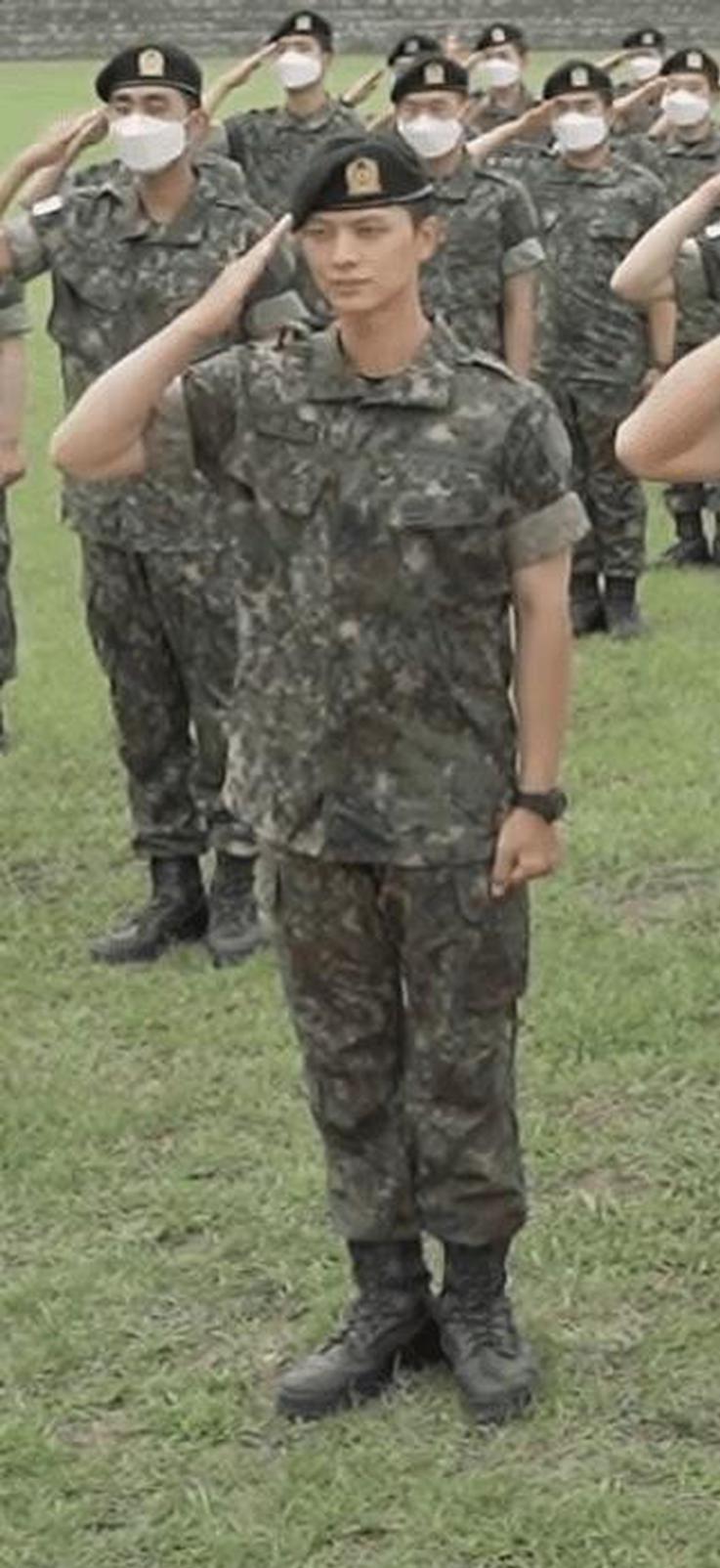 組圖：BTOB陸星材軍中近況公開 身穿迷彩依舊光彩照人