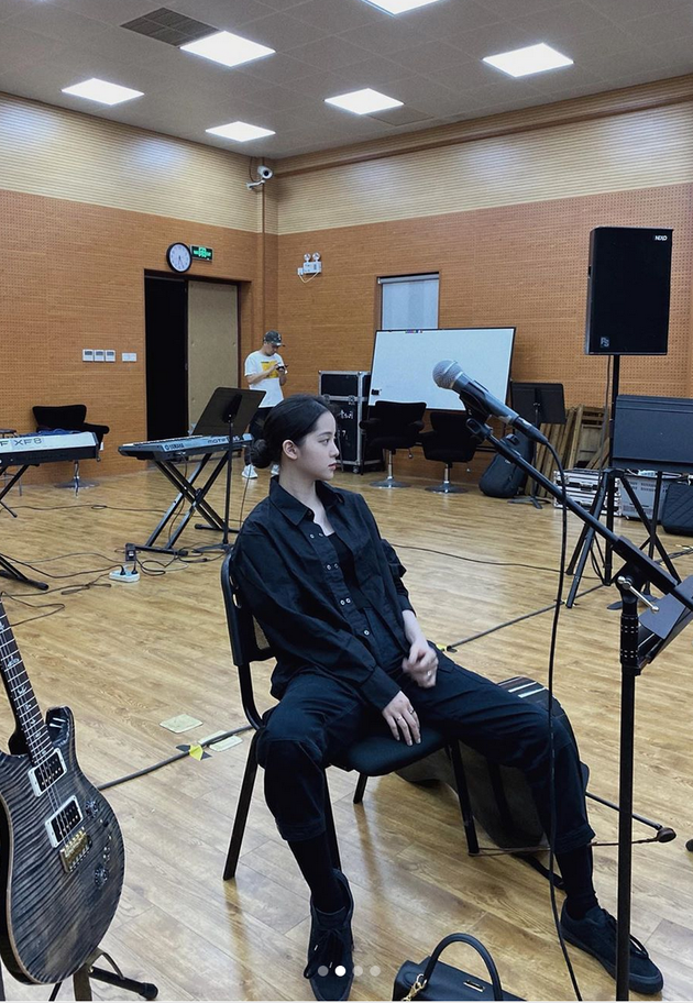 欧阳娜娜分享练歌照全黑look简单束发清爽大方