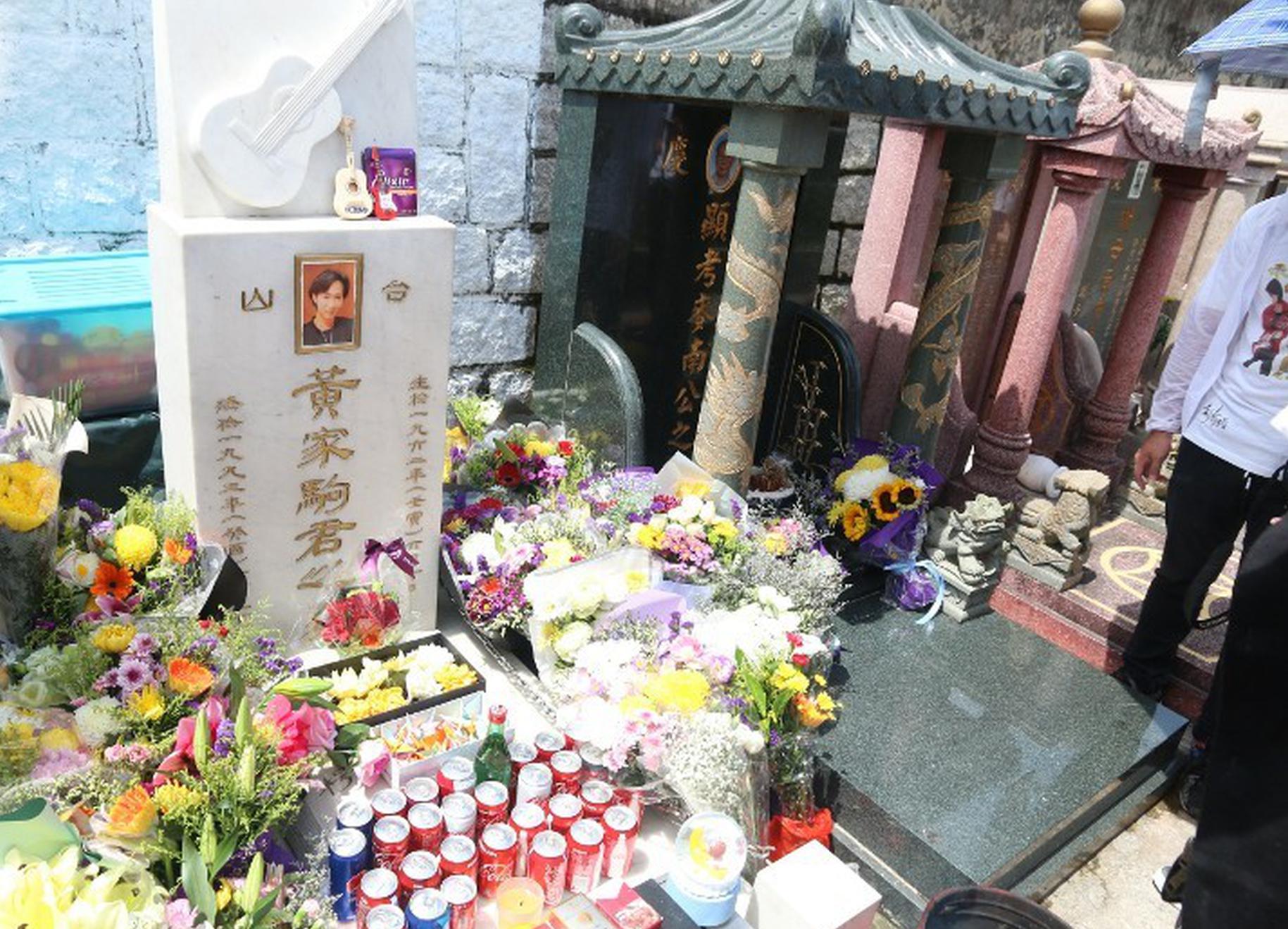 组图：黄家驹逝世26年 歌迷坟前唱Beyond经典歌曲缅怀
