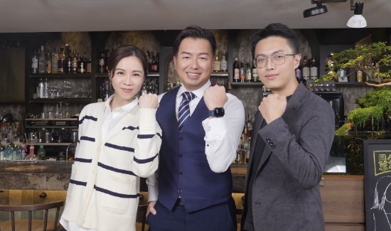 谢盈萱（左）、林君阳（右）日前接受MOMOTV节目《TALK一杯》主持人郑伟柏（中）专访 MOMOTV 75台提供