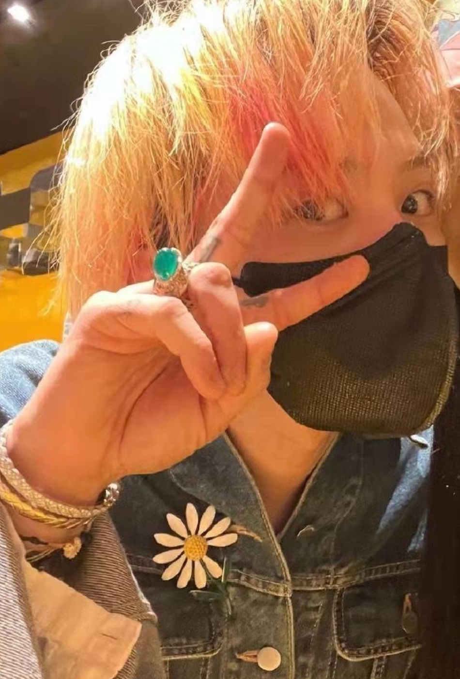 組圖：權志龍修改社交網站簡介 網友稱讚「又酷又拽一男的」