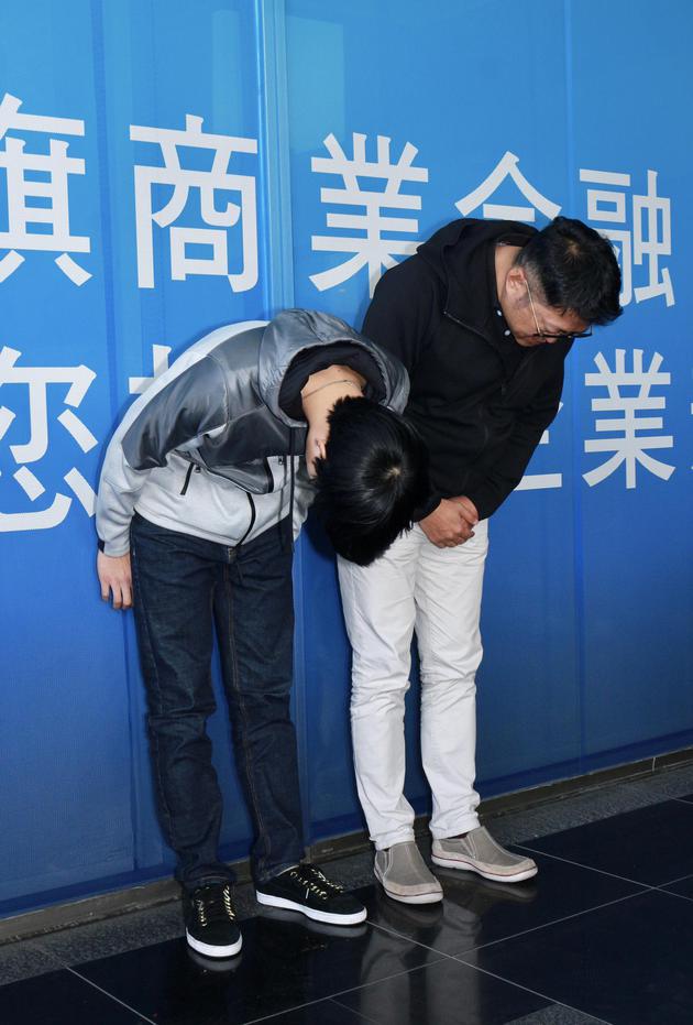 张庭瑚(左)与经纪人陆汉霖鞠躬致歉.