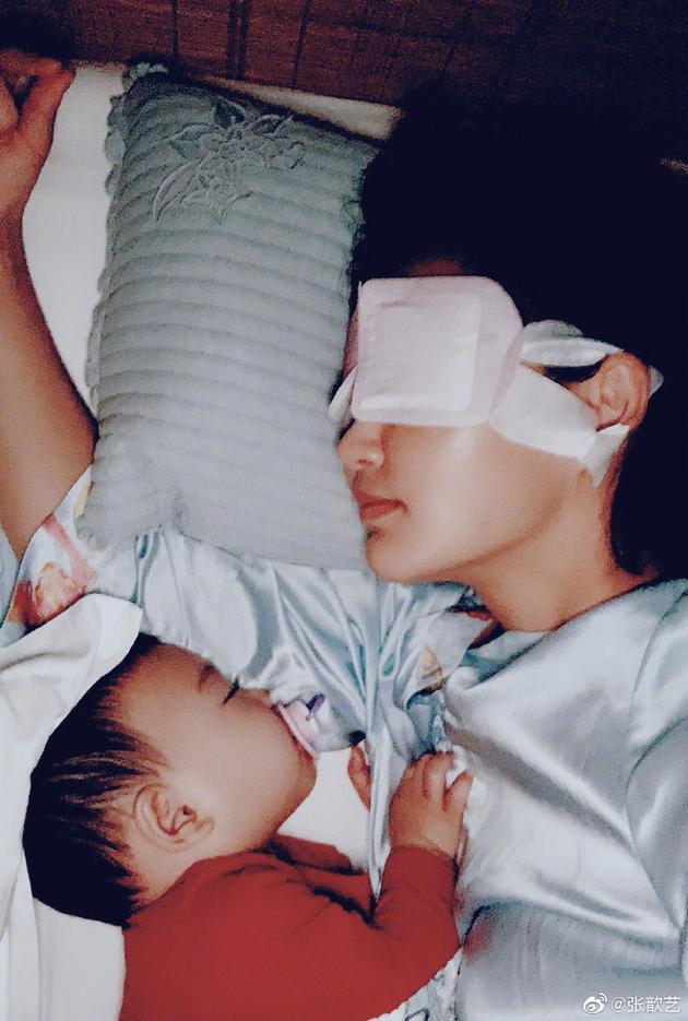 张歆艺晒和儿子在睡觉的照片 网友被宝宝的睫毛吸引