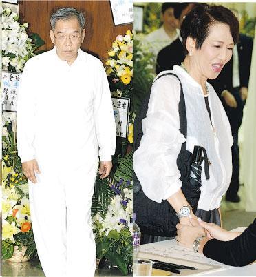 九舅父（左）、“十一姨”（右）洪国华前来拜祭祥嫂。