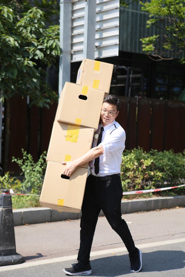 王迅搬运货物