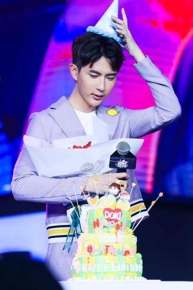 于朦胧带生日帽