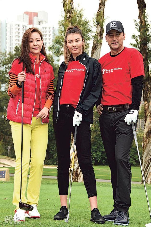 王馨平（左）、王敏德（右）与女儿王丽嘉（中）出席高尔夫球慈善活动。