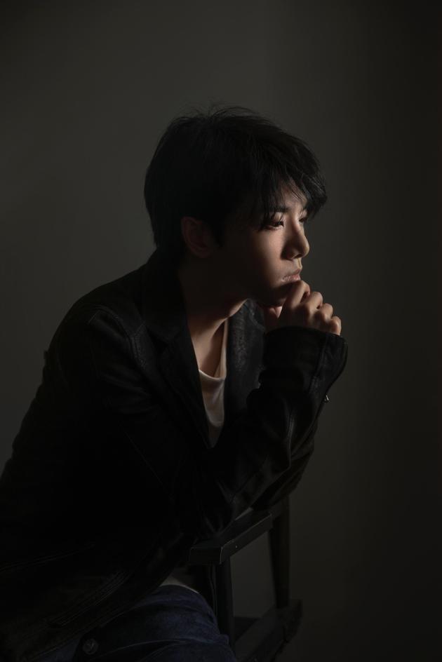 华晨宇，1990年2月7日生于湖北十堰，中国创作男歌手，毕业于武汉音乐学院。2013年，参加湖南卫视《快乐男声》获年度总冠军出道。2014年发行首张个人专辑《卡西莫多的礼物》，此外，拥有《异类》《齐天》等代表歌曲。人物摄影/新京报记者 郭延冰