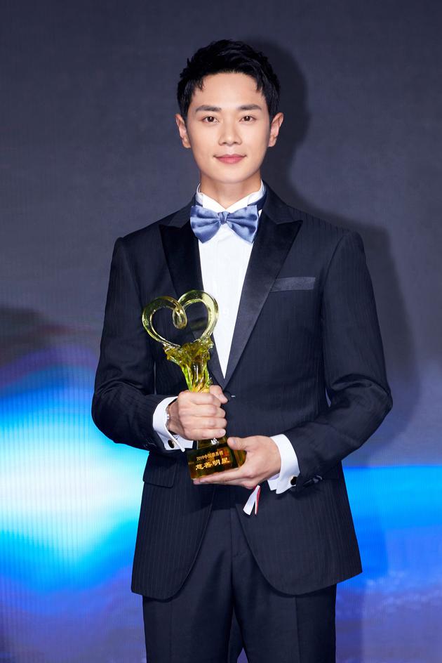 曹骏身体力行践行公益 荣获年度慈善明星