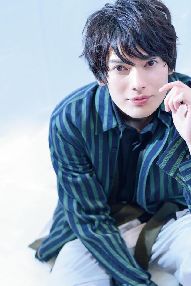 崎山翼扮演男主角浦飯幽助。