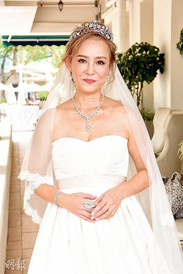 翁静晶穿着白色拖尾婚纱，佩戴老公为她准备的首饰，赞老公很浪漫。