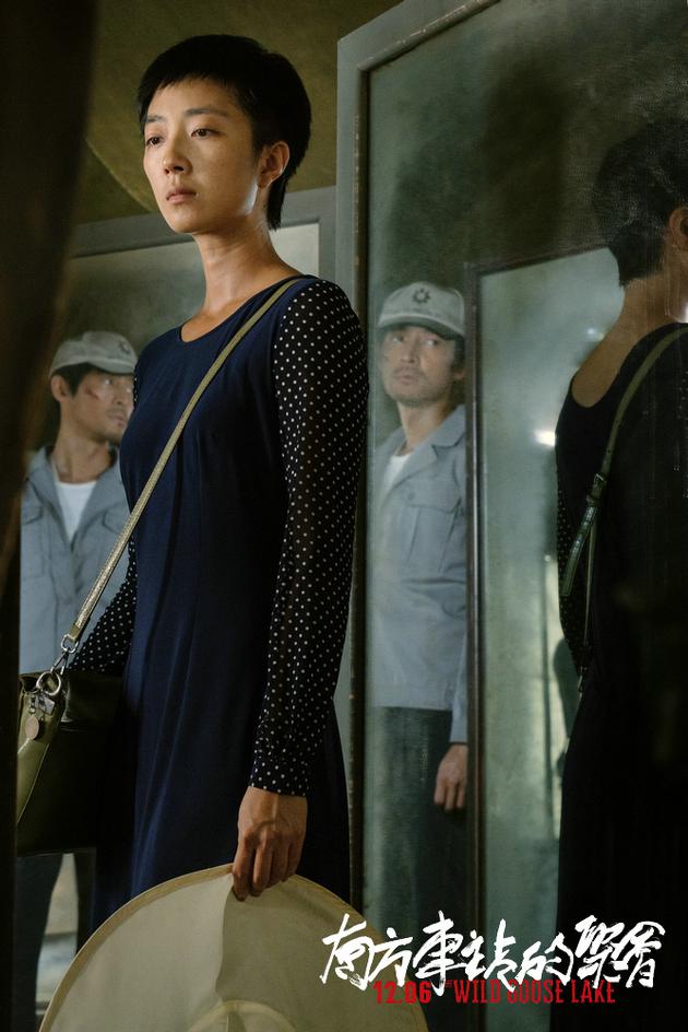 胡歌与桂纶镁躲藏在游艺大棚