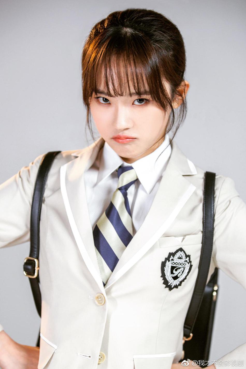 叶麟,虽自称孤狼,却仍难免遭受三个女同学—自幼的宿敌"小霸王"任小芹