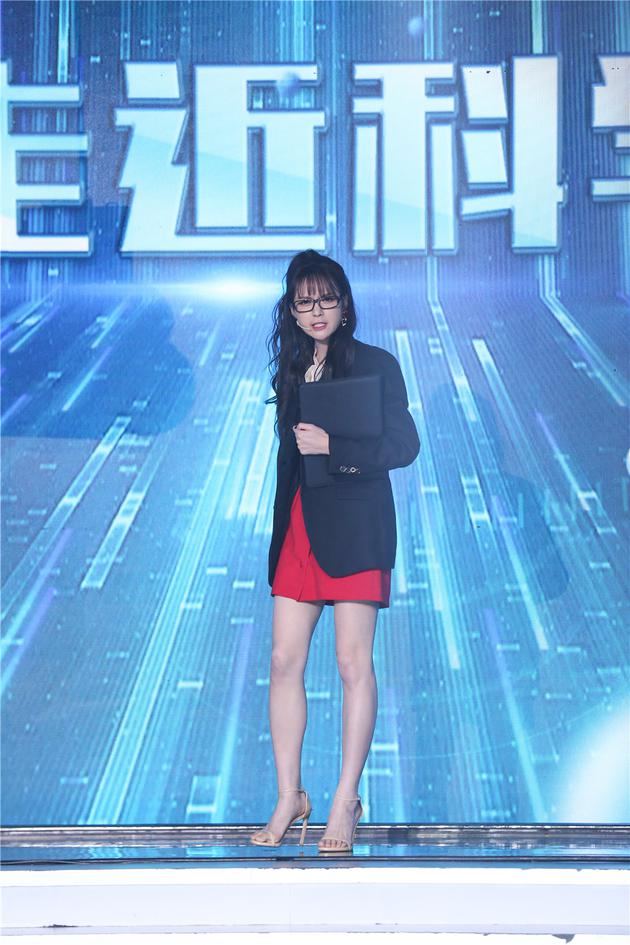 芒果女主持齐聚《天天》 沈梦辰梁田靳梦佳比功力