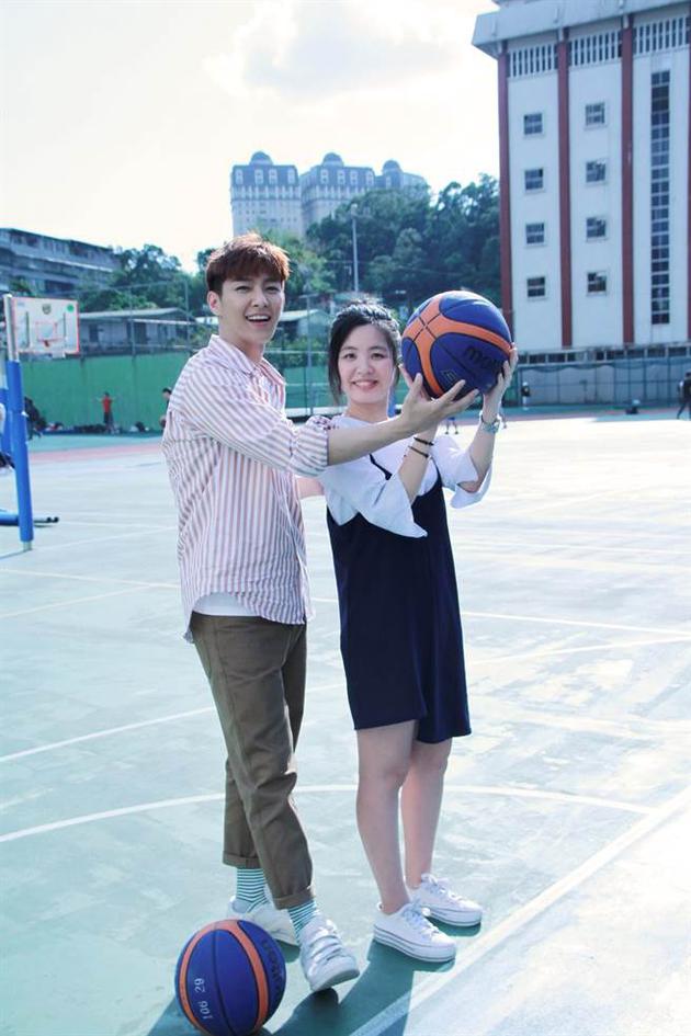 炎亚纶约会11年铁粉合拍毕业照练投篮亲蜜接触