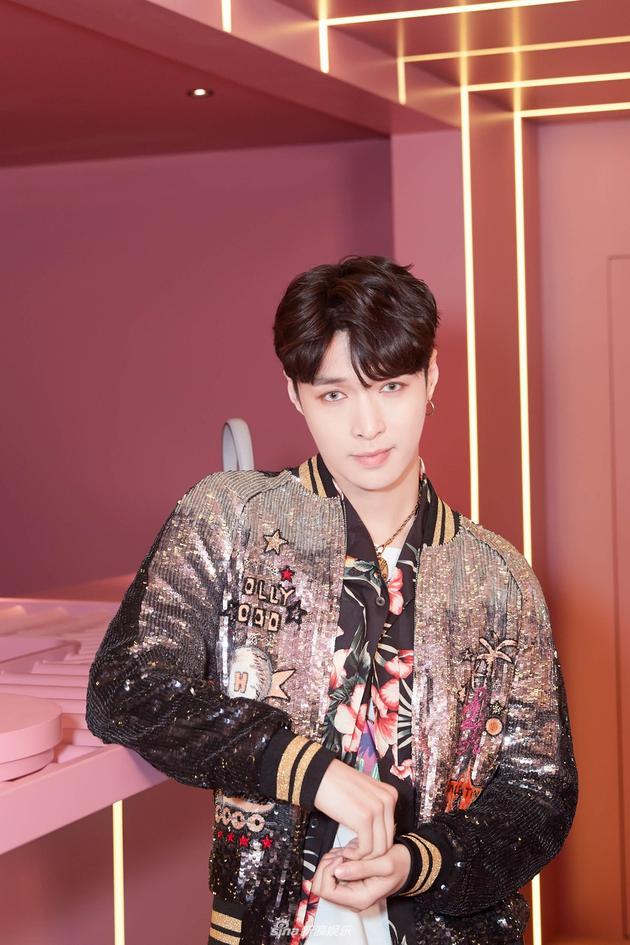 张艺兴弯腰鞠躬说谢谢 粉丝求合影被拦频频向粉丝道谢