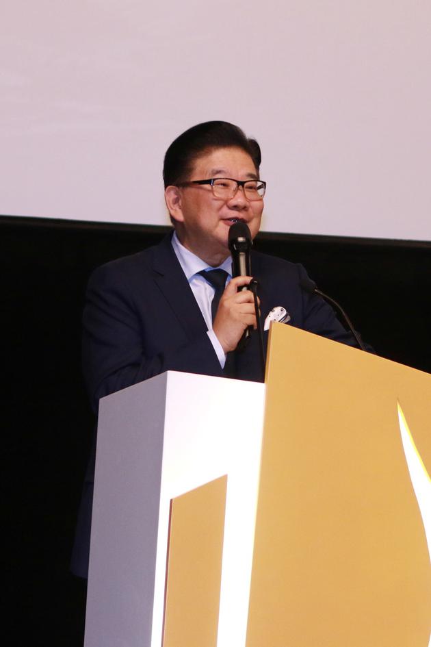 主持人曹可凡