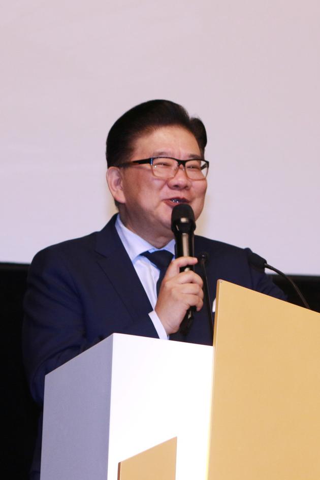 主持人曹可凡