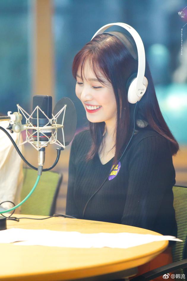 演唱会发生意外人气爱豆joy扶肩膀大哭道歉