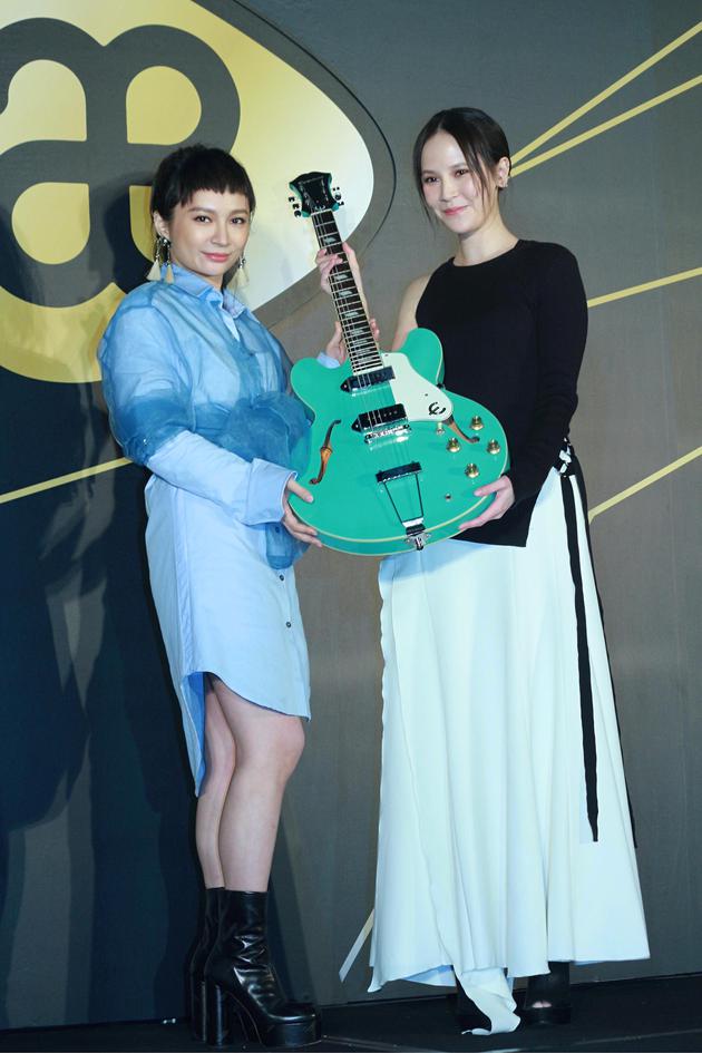 杨乃文送出电吉他给飞