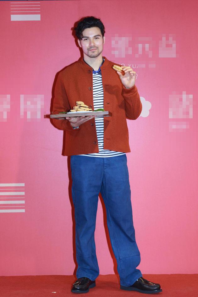 凤小岳带锅碗瓢盆外地拍戏仍早起做菜