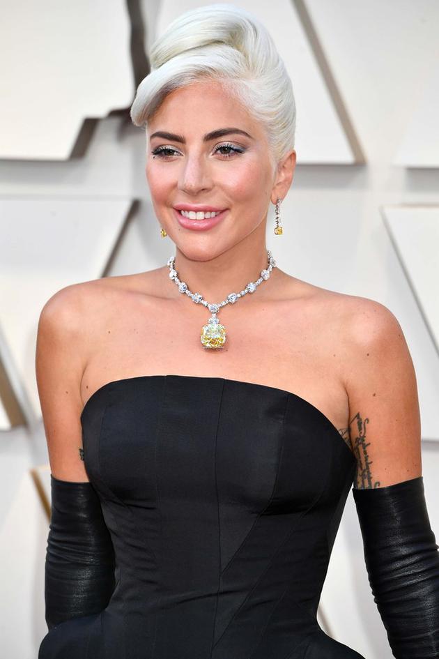 Lady Gaga戴传奇黄钻项链登场
