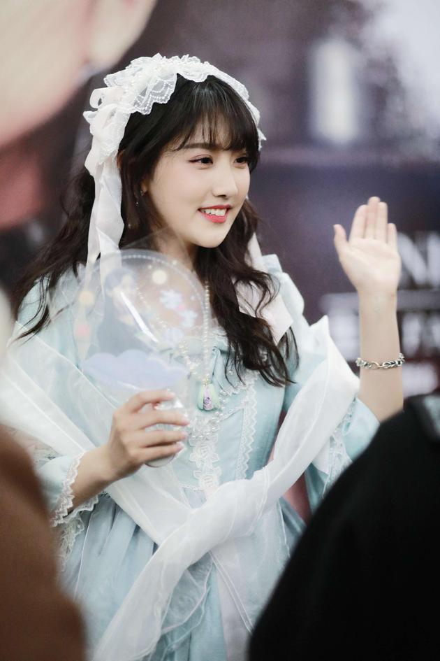 李艺彤