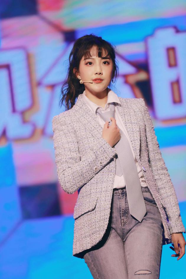 李艺彤<a  href=
