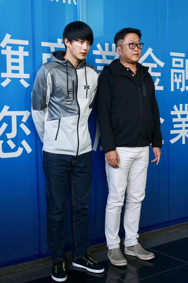 张庭瑚(左)与经纪人陆汉霖出面说明。