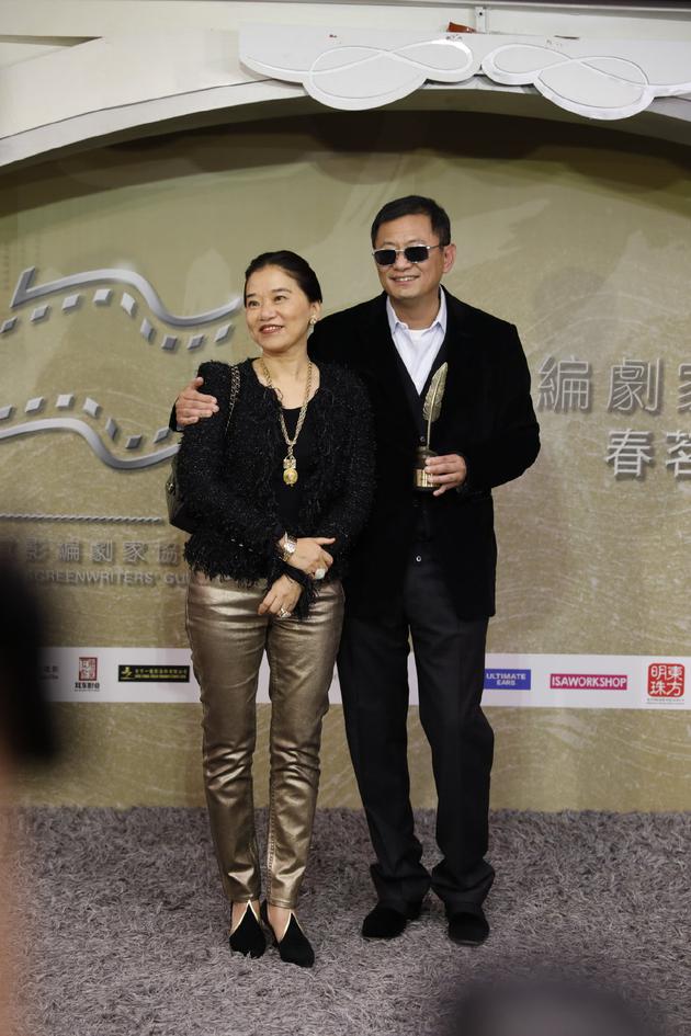 王家卫获香港电影编剧家协会颁发的“荣誉大奖”