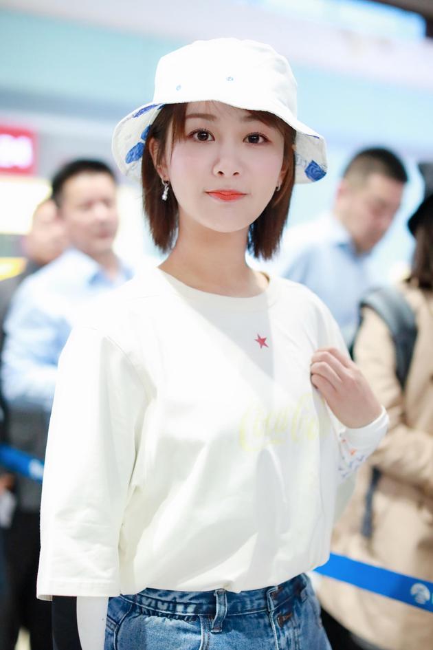 接机现场秩序混乱 杨紫工作室呼吁粉丝以安全为主